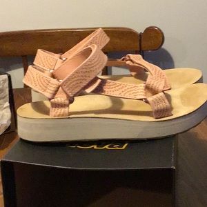Teva Midform in peach. Size 8